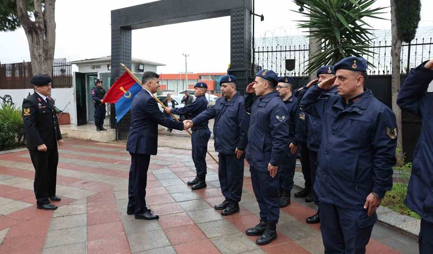 Şener, bayramda görev başındakileri ve şehit ailelerini unutmadı