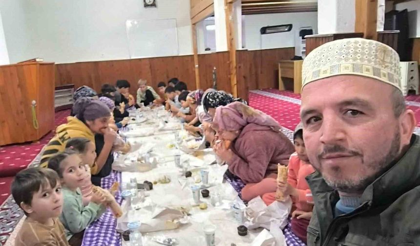 Silifke'de çocuklar iftarını camide açtı