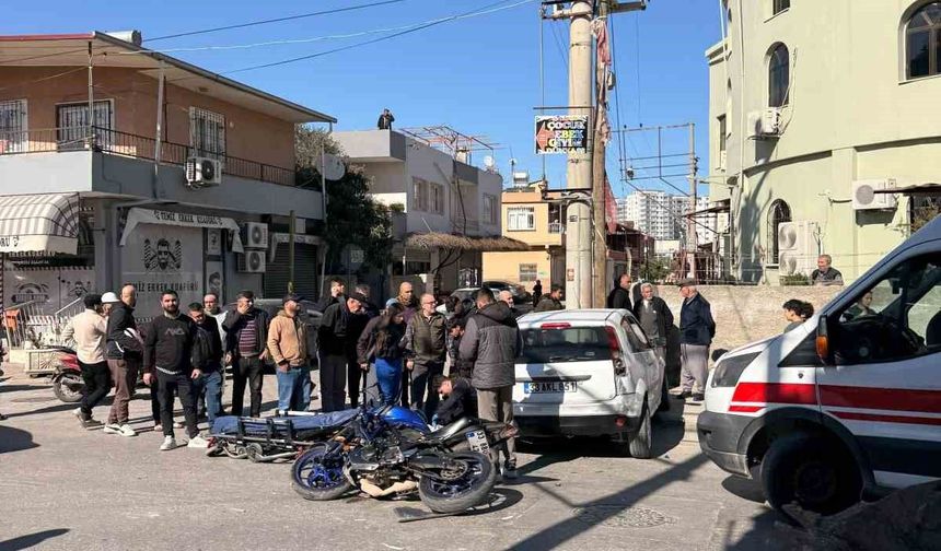 Tarsus'ta otomobil ile motosiklet çarpıştı: 2 yaralı
