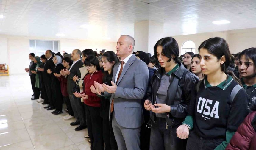 Ağrı'da okullarda eğitim, Kahramanmaraş'ta hayatını kaybedenler için okunan Fatiha ile başladı