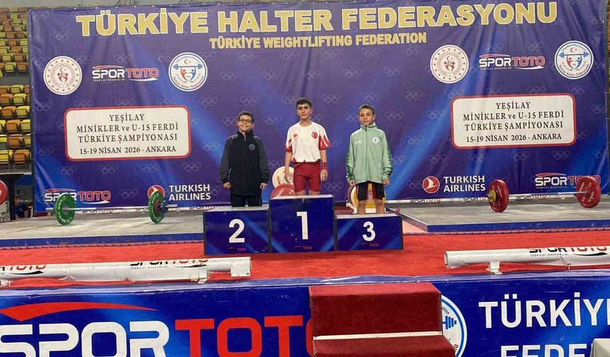 Ağrılı öğrenci halterde Türkiye şampiyonu oldu