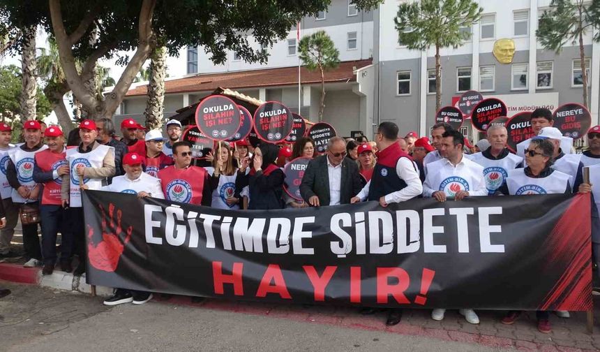 Antalya'da okullara yapılan saldırılar protesto edildi