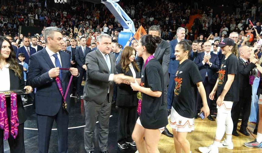 Bakan Bak, ÇBK Mersin'in şampiyonluk sevincine ortak oldu