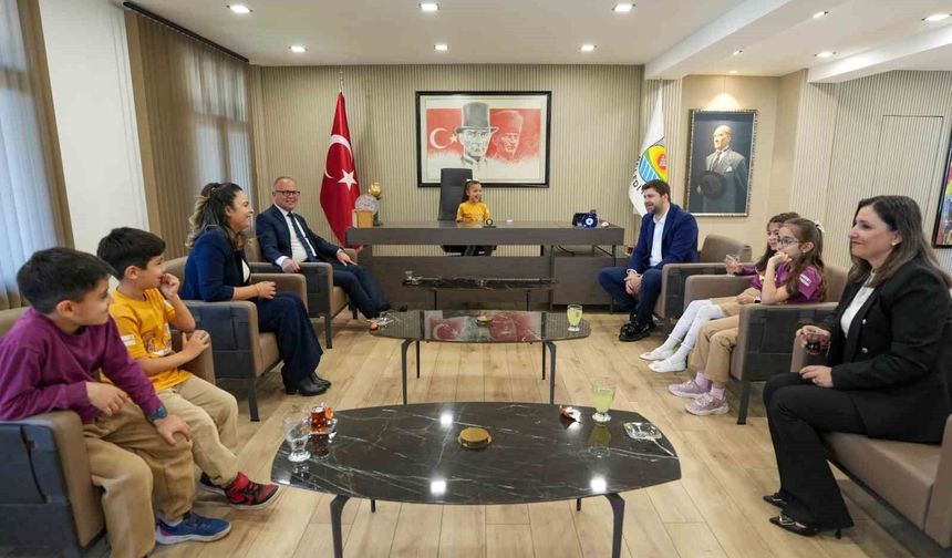 Başkan Boltaç koltuğunu devretti, çocuklar taleplerini sıraladı