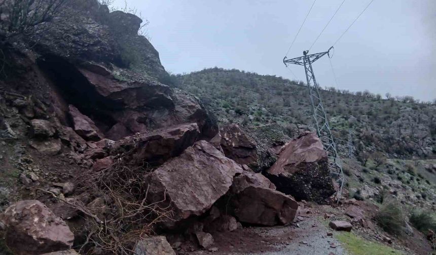 Batman'da dağdan kopan dev kayalar 10'dan fazla yolu ulaşıma kapattı