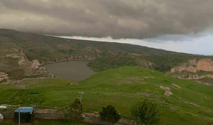 Batman'da sağanak sele neden odu, AVM girişinde tavan çöktü