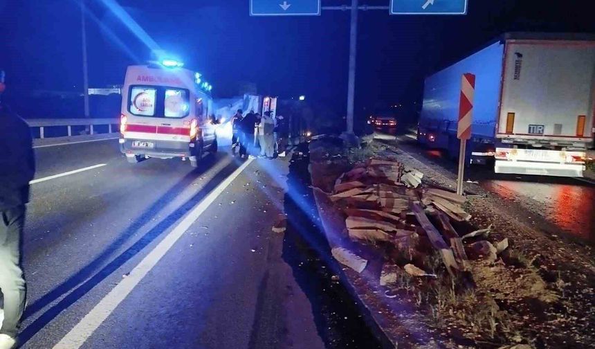 Direksiyon hakimiyetini kaybeden tır refüje çarpıp yan yattı: 1 yaralı