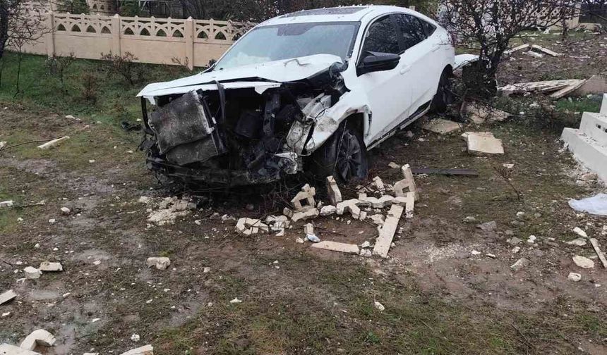 Elazığ'da otomobil mezarlığa girdi: 2 yaralı