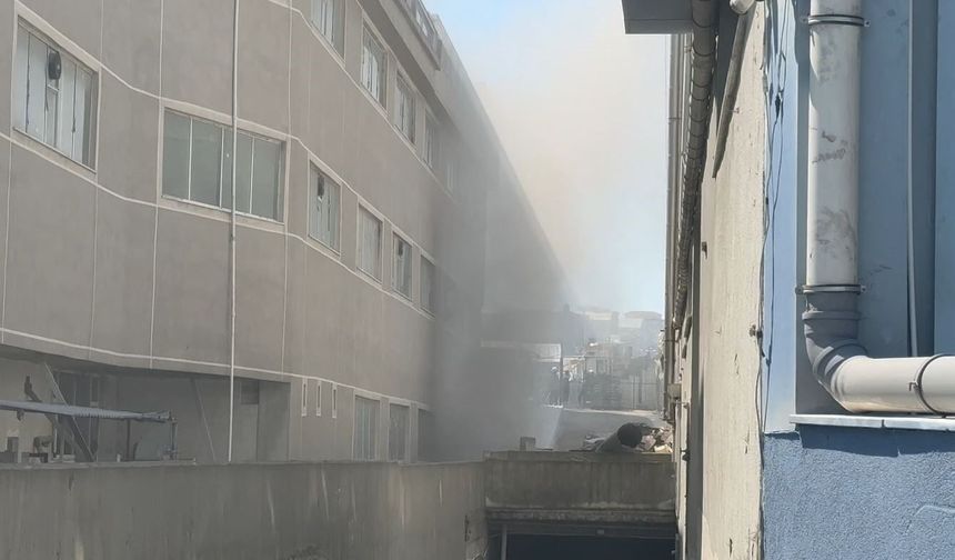 Esenyurt'ta korkutan yangın: Tekstil fabrikası alev alev yandı