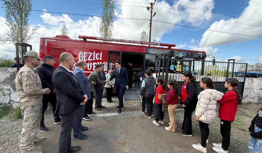 Iğdır'ın Cennetabat köyünde gezici kütüphane öğrencilerle buluştu
