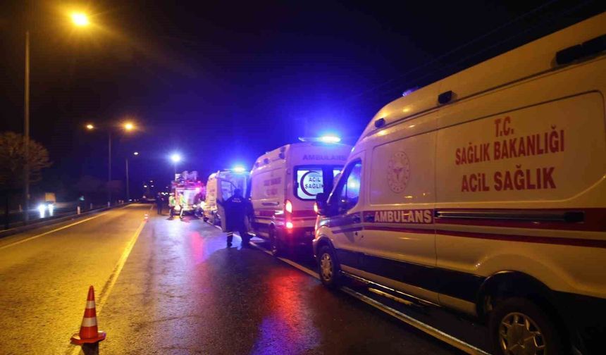 Kazada yaralanan kardeşi ile aynı ambulansa binmek isteyen yaralı ekiplere zor anlar yaşattı