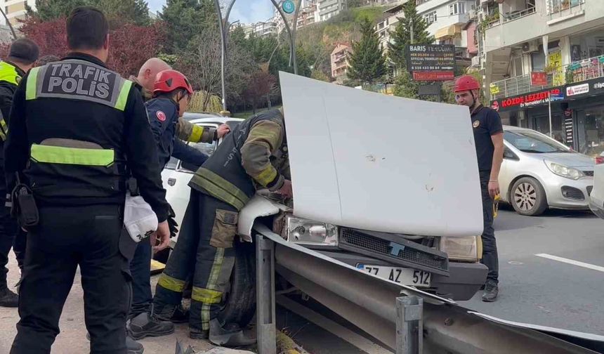 Kocaeli'de facianın eşiğinden dönüldü: Freni tutmayan otomobil bariyerlere çarptı