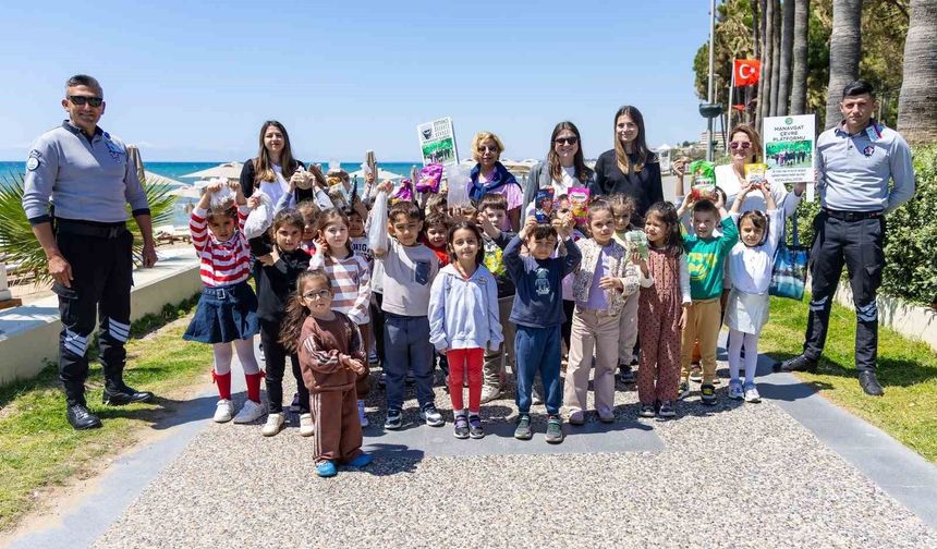 Manavgatlı minikler can dostları için sahada