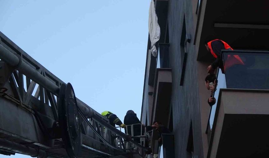 Erdemli’de Korku Dolu Anlar: 6’ncı Kattan Sarkan Genç Kurtarıldı