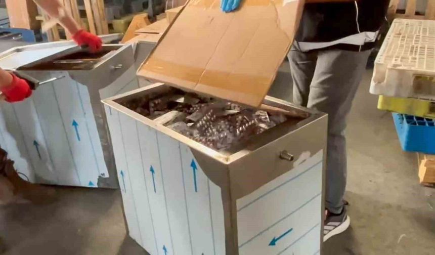 Metal kolilerden binlerce sentetik hap çıktı: 2 kişi tutuklandı