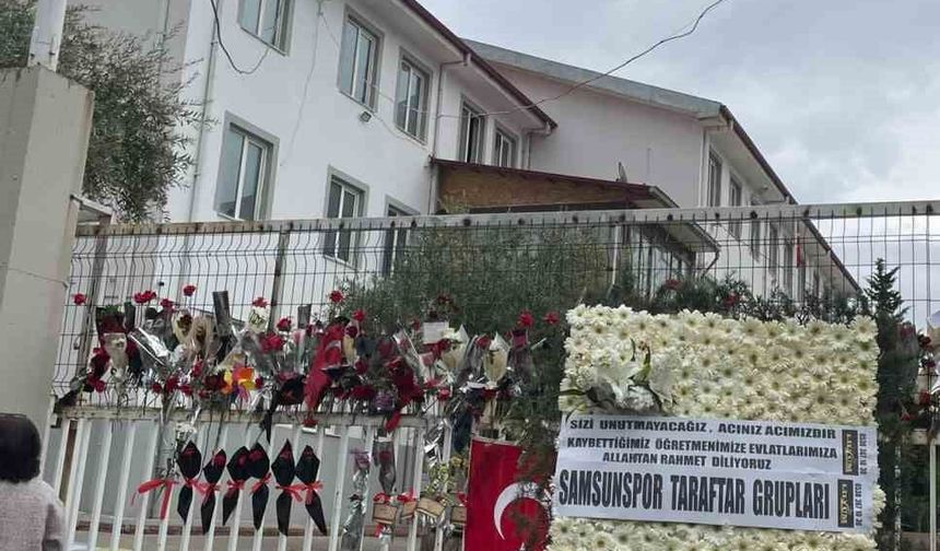 Samsunspor Taraftar Grupları, Ayser Çalık Ortaokulu'na çelenk bıraktı