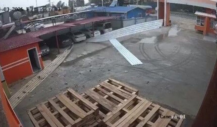 Tarsus'ta etkili olan rüzgar bir iş yerinin çatısını uçurdu