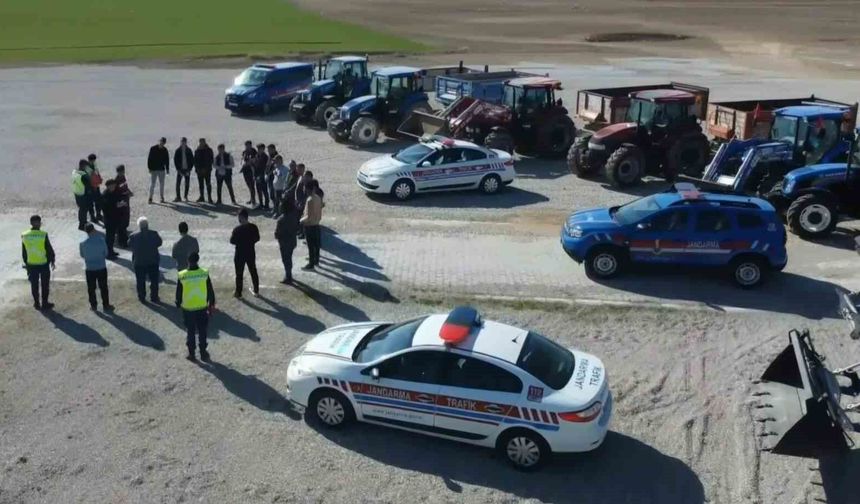 Trafik jandarmasından 'Reflektör Tak Görünür Ol' eğitimi