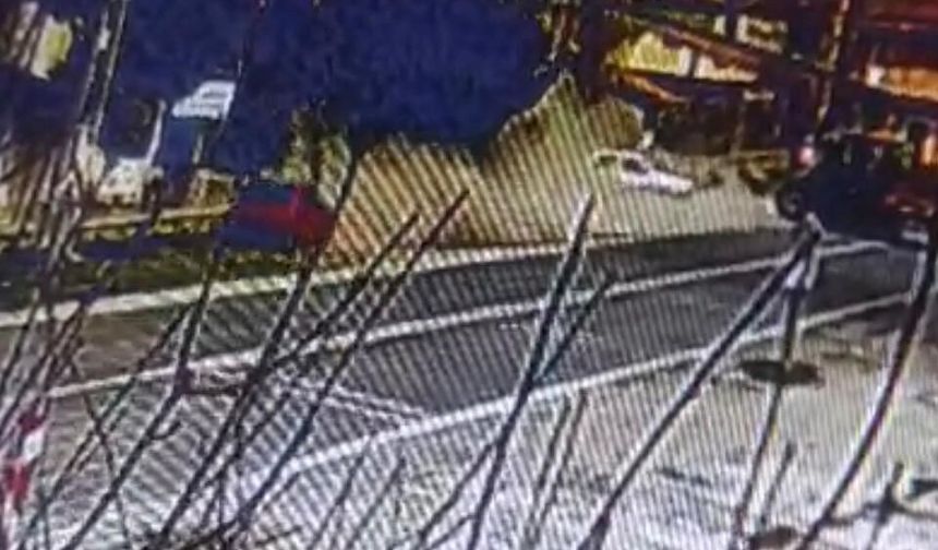 Traktörle otomobilin çarpıştığı kaza kamerada: 2 yaralı