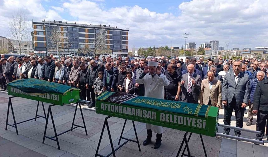 Üst kat komşularının katlettiği çift toprağa verildi