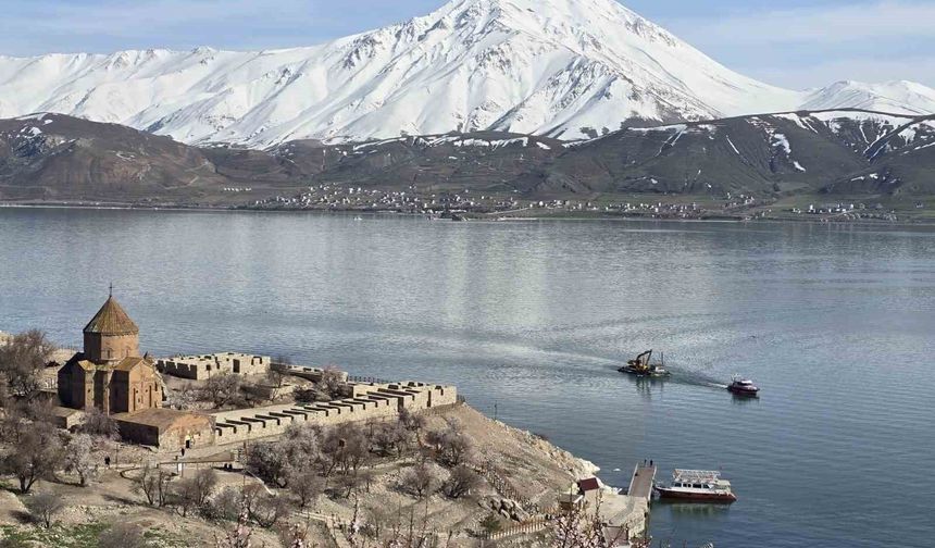 Van Gölü'nde sular çekildi, Akdamar'daki iskele yenileniyor