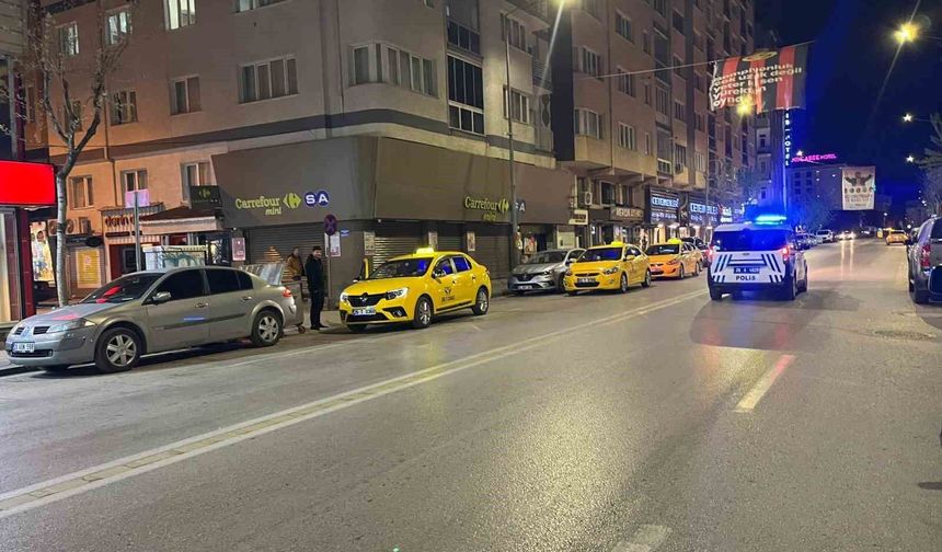 'Yan bakma' kavgasında bıçaklanan 1 kişi ağrı yaralandı