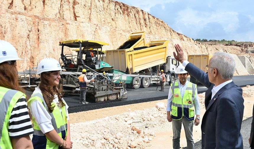 Bakan Uraloğlu duyurdu:'Çeşmeli-Kızkalesi Otoyolu temmuz ayında açılacak'