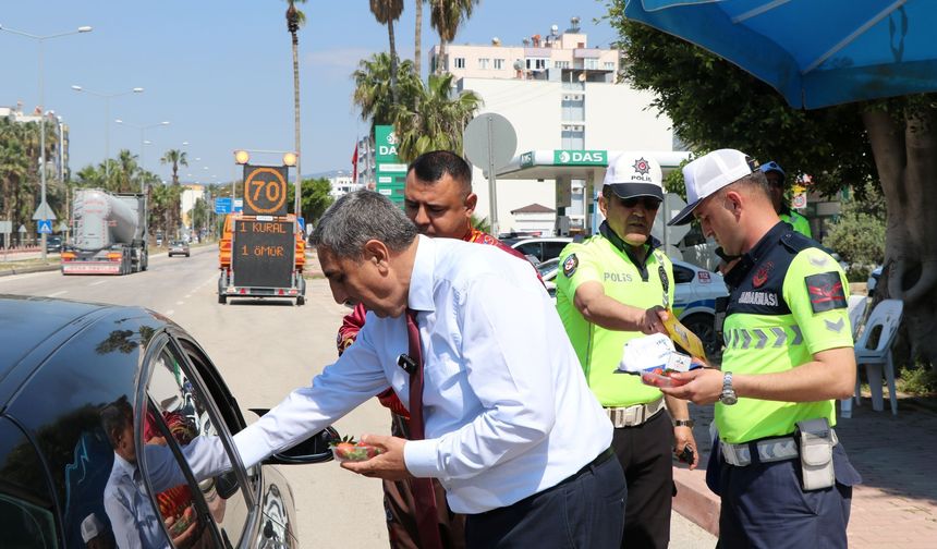 Mersin'de yoğurt ve çilek ikramlı trafik uygulaması