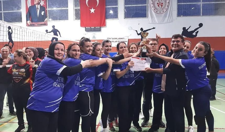 Bozyazı'da 'Evimin Sultanları Anneler Günü Voleybol Turnuvası' tamamlandı