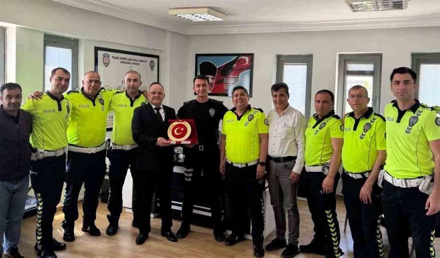 30 yıllık trafik polisinden duygulandıran veda