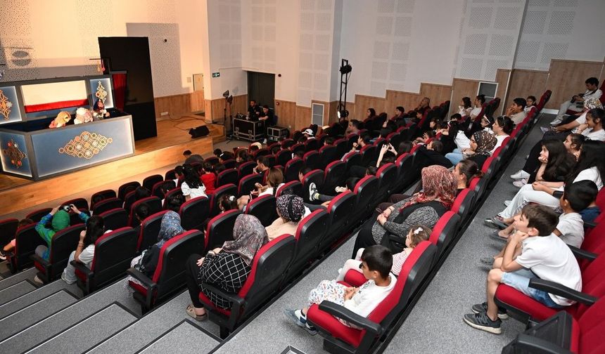 Mersin Büyükşehir Belediyesinden çocuklara kuklalı tiyatro sürprizi