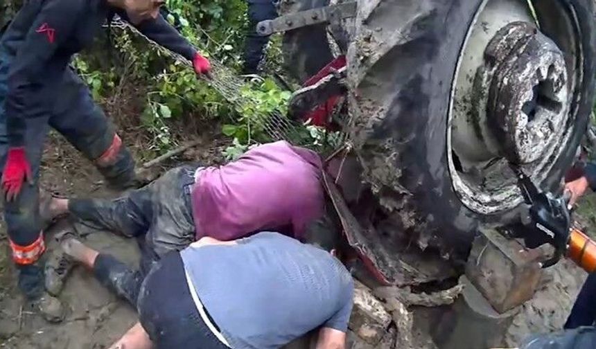 Mersin'de devrilen traktörün sürücüsü 1 saatlik çalışmayla kurtarıldı