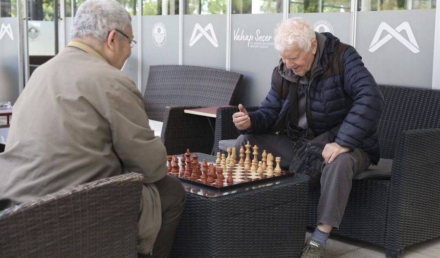 Mersin'de emekliler dolu dolu günler geçiriyor