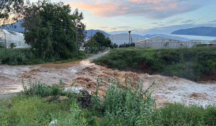 Mersin'de sağanak etkili oldu: Sel suları yolu aştı, bahçeler sular altında kaldı