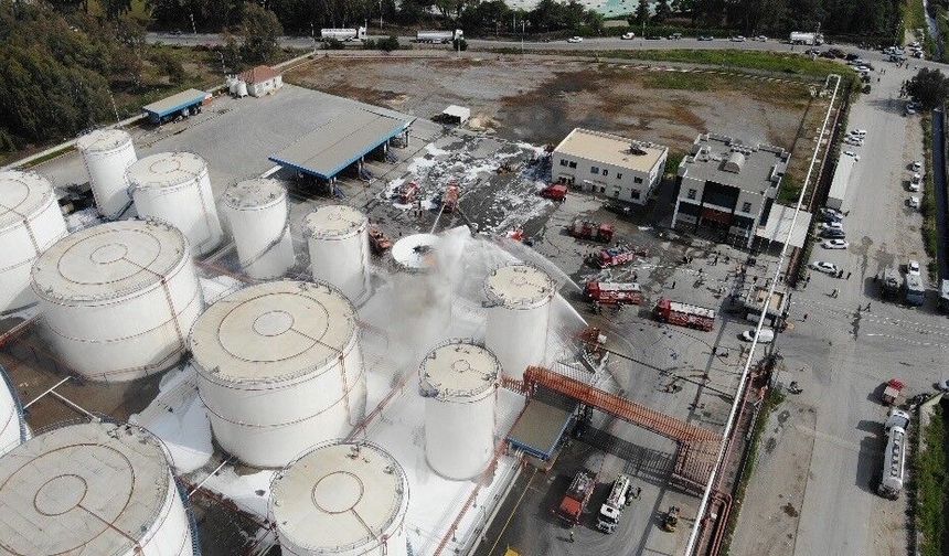 Mersin'de yağ fabrikasındaki yangın havadan görüntülendi