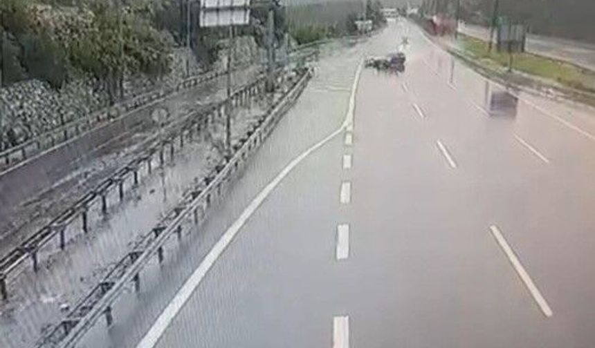 Tarsus'ta otomobil bariyerlere ve araca çarptı : 2 Yaralı