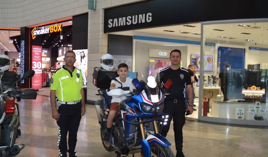 Polis, çocukları motosiklete bindirip çeşitli hediyeler dağıttı