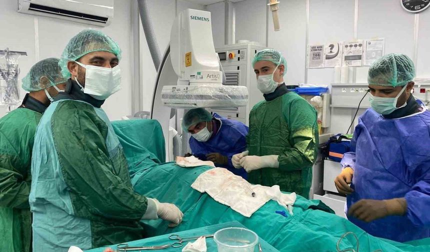 Tarsus Devlet Hastanesi'nde şoklama özellikli kalp pili takıldı