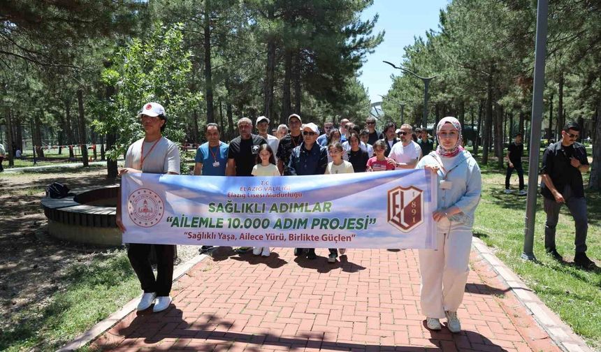 Elazığ'da çocuklar ve gençler, aileleriyle birlikte yürüdü