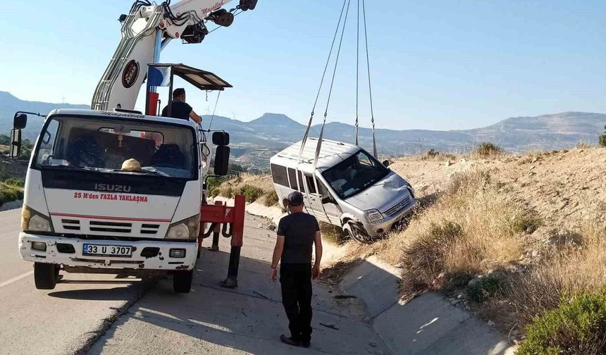 Levhaya çarpıp yoldan çıkan araçtakiler yara almadan kurtuldu