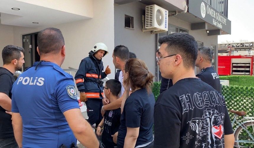 Mersin'de 10 katlı binada yangın: Sağlık ekipleri dumandan etkilenenlere müdahale etti