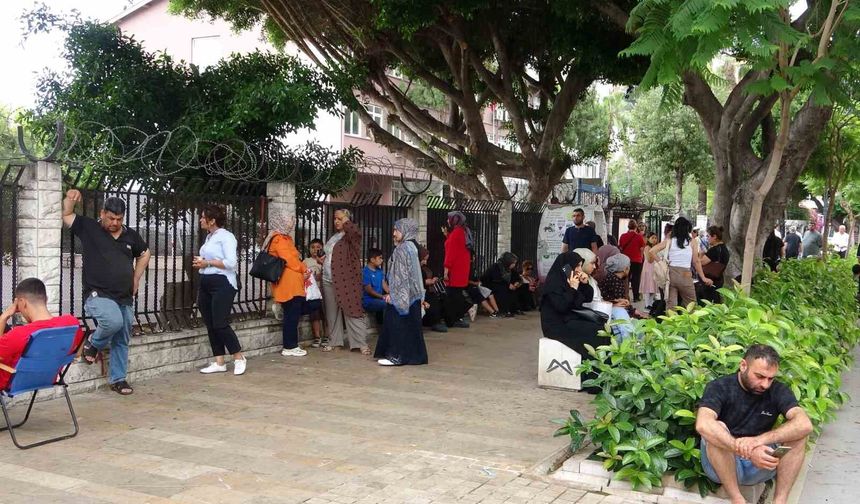 Mersin'de 25 bin 965 öğrenci için LGS başladı: Çocuklar içerde aileleri dışarda ter döktü