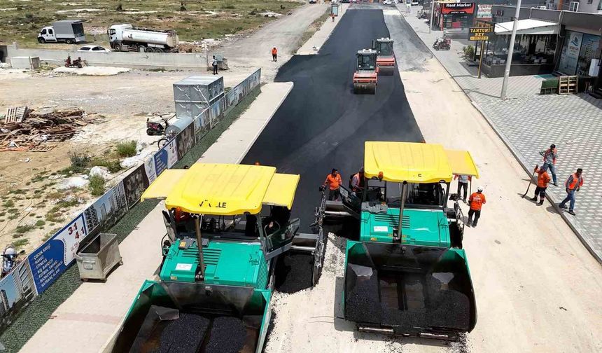 Mersin'de bozulan yollar sıcak asfaltla yenilendi