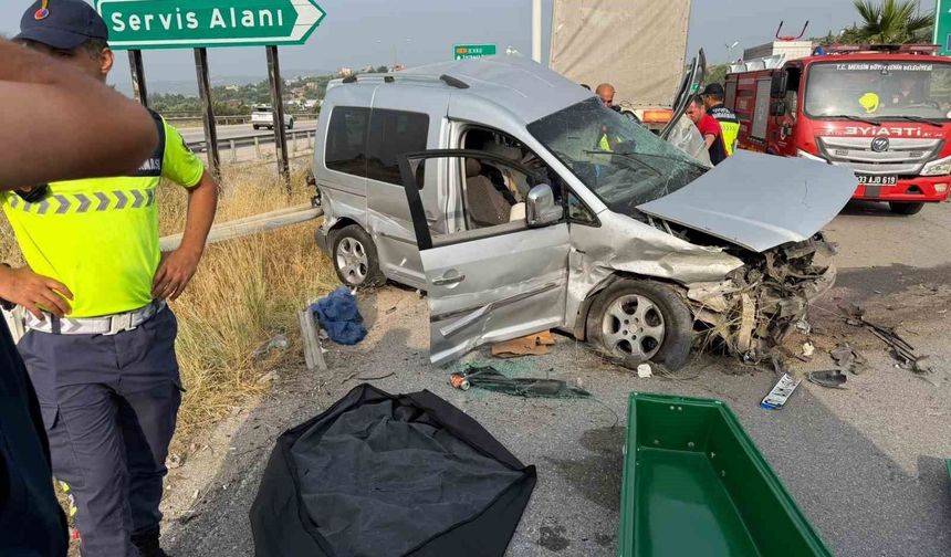 Tarsus'ta otomobil tıra çarptı: 1 ölü, 4 yaralı