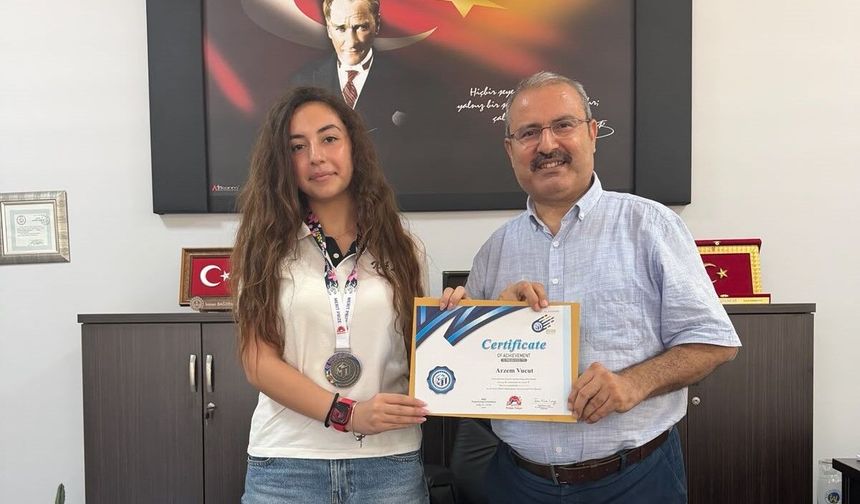 Mezitli İçel Anadolu Lisesi Öğrencisi Arzem Vucut'tan Uluslararası Çifte Madalya