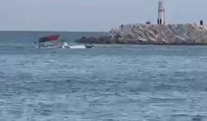 Arızalanan tekne, çekilirken kısmen battı