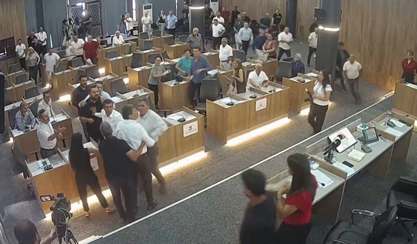 CHP'li Belediye Başkanının AK Partili Meclis Üyesinin Üzerine Yürüdü