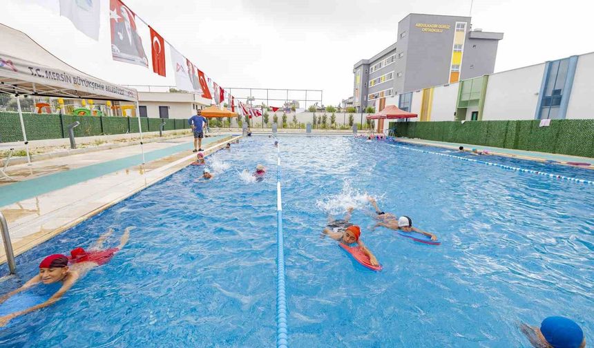 Mersin'de 7'den 77'ye herkes yüzme kurslarında buluşuyor