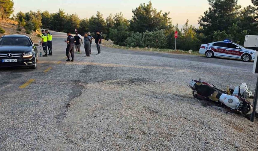 Motosiklet otomobile çarptı: 2 yaralı