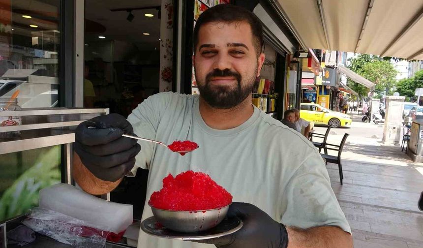Sıcak ve nemin bastırdığı Mersin'de vatandaşlar bici biciyle serinliyor
